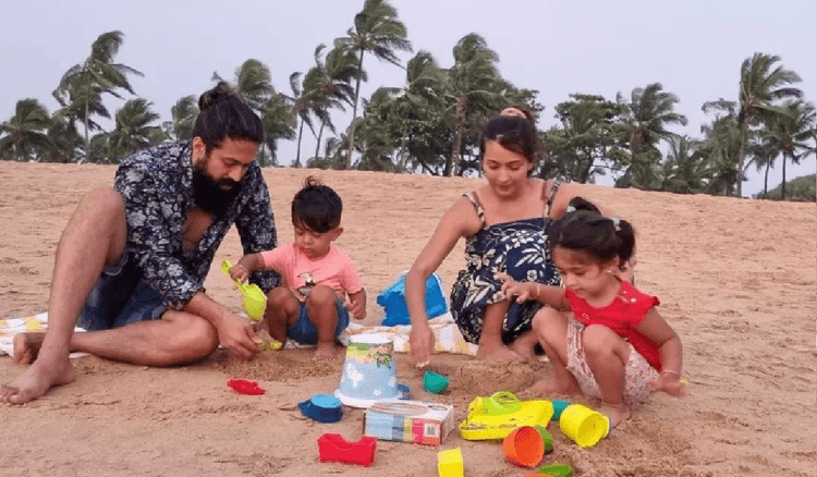 KGF: Chapter 2 की सफलता के बीच फैमिली संग क्वालिटी टाइम स्पेंड करते दिखे सुपरस्टार यश, तसवीरें वायरल