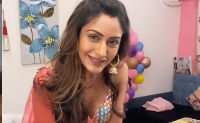 सुरभि चंदना ने राजेश खन्ना के सॉन्ग पर किया जबरदस्त डांस, रेड ट्रांसपेरेंट साड़ी में बेहद हॉट दिखी 'नागिन', VIDEO