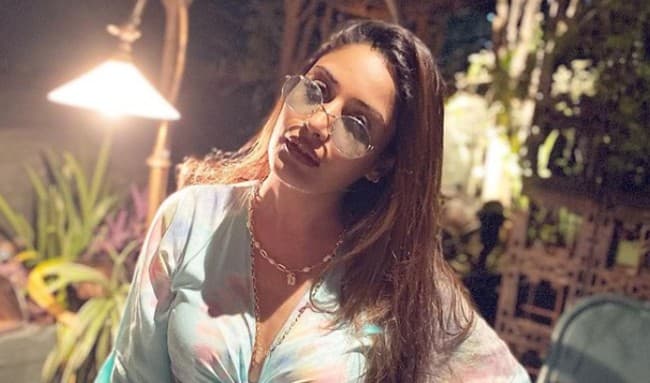 सुरभि चंदना नोटिड शर्ट में दिखीं बोल्ड अंदाज, फैंस ने कमेंट में लिखा आज के एपिसोड का इंतजार...Viral Photos