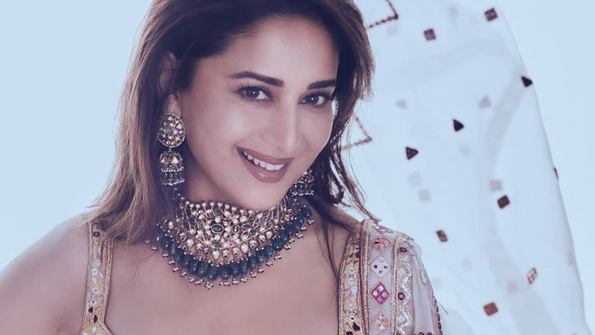 Madhuri Dixit की इस मशहूर सिंगर से होने वाली थी शादी, जानें क्यों कर दी गईं रिजेक्ट ?