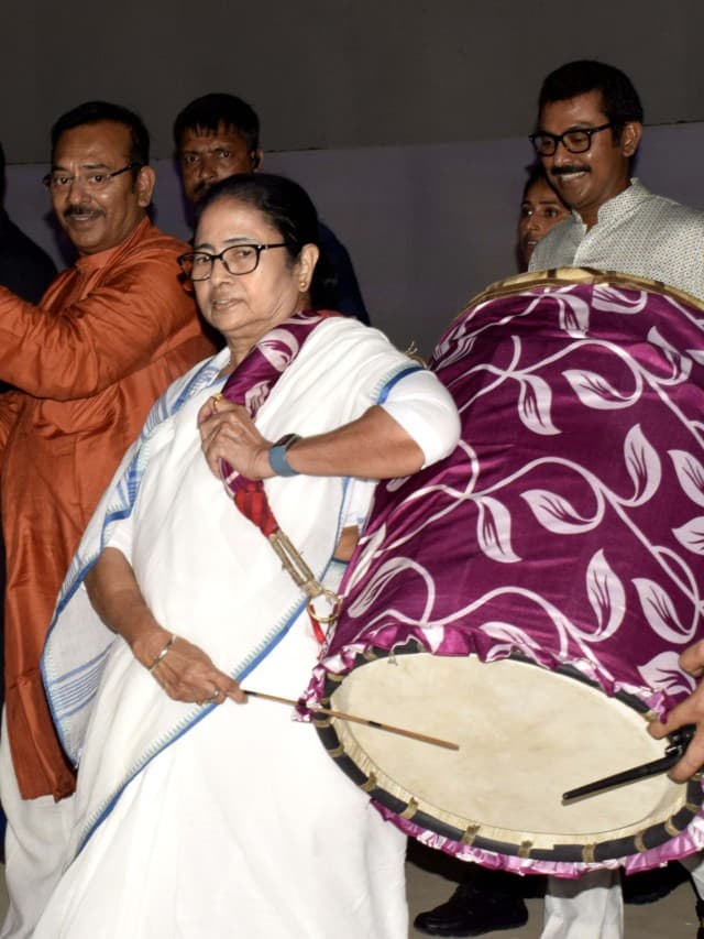 Durga Puja 2022: दुर्गा पूजा पंडाल में ममता बनर्जी बजाने लगीं ‘ढाक’, कोलकाता के मेयर ने किया ये काम