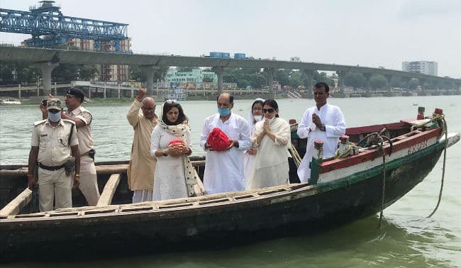 सुशांत सिंह राजपूत की अस्थियां गंगा में विसर्जित