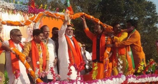 शुभेंदु की रैली में ‘ड्रामा’, मंच पर ही तृणमूल छोड़ने वाले पूर्व नेता ने कान पकड़कर की उठक-बैठक शुभेंदु की रैली में ‘ड्रामा’, मंच पर ही तृणमूल छोड़ने वाले पूर्व नेता ने कान पकड़कर की उठक-बैठक