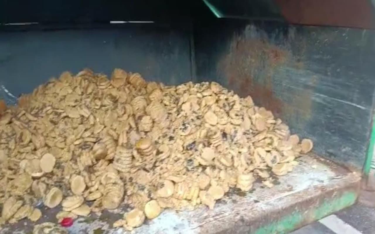 झारखंड : सिंथेटिक पेड़ा से रहें सावधान, बासुकीनाथ में 200 किलो नकली पेड़ा जब्त झारखंड : सिंथेटिक पेड़ा से रहें सावधान, बासुकीनाथ में 200 किलो नकली पेड़ा जब्त
