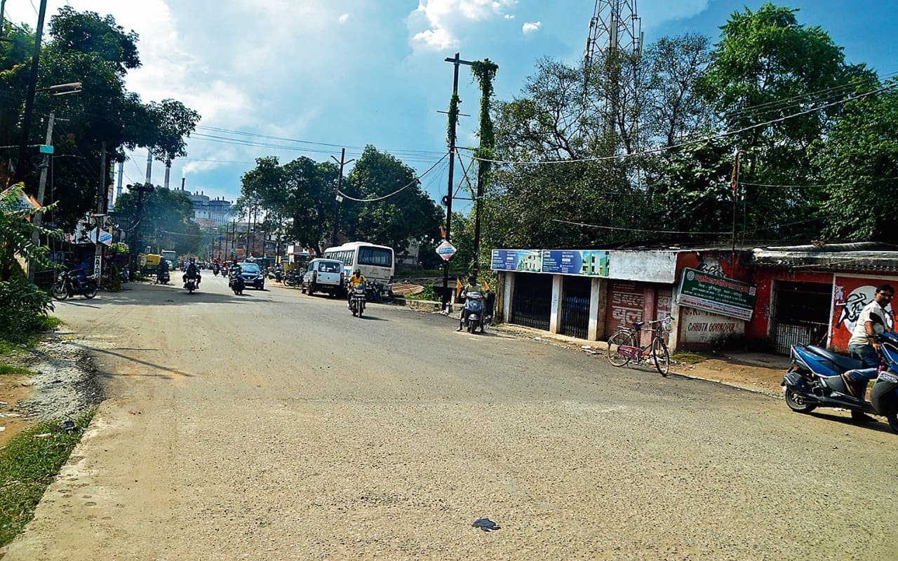 जमशेदपुर शहर को जाम से निकालने की दो योजनाएं झाम में फंसी, चार साल बाद भी सड़क का निर्माण अधूरा