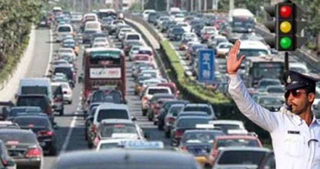 ट्रैफिक पुलिस की नाकामयाबी से हो रहा मेन रोड में अतिक्रमण
