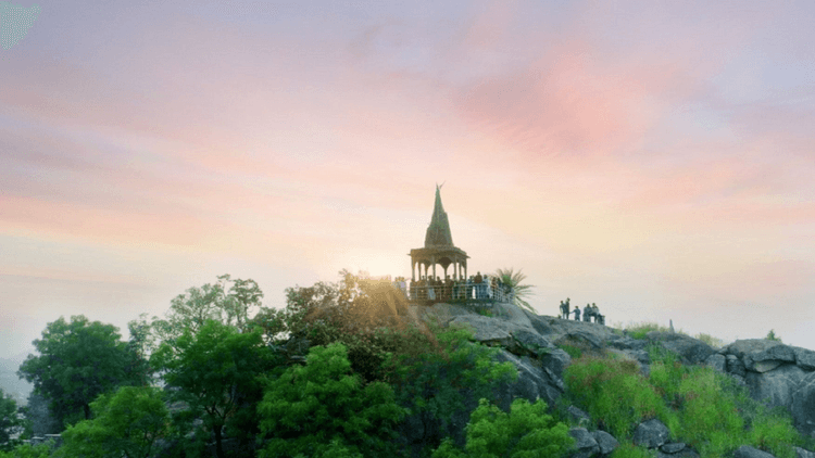 शांति के प्रतीक टैगोर हिल के ब्रह्म मंदिर से जुड़ी हैं
रवींद्रनाथ टैगोर के भाई ज्योतिरिंद्र की यादें