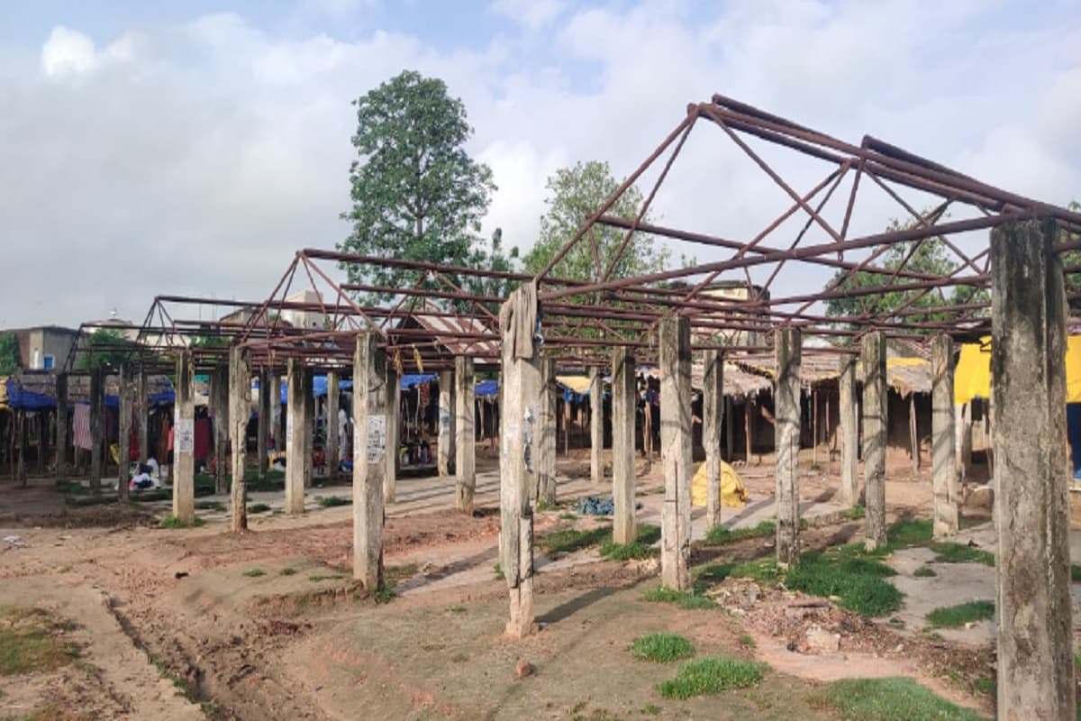 तमाड़ के साप्ताहिक हाट में मूलभूत सुविधाओं का है भारी अभाव, न शेड है और न शौचालय, पेयजल की व्यवस्था