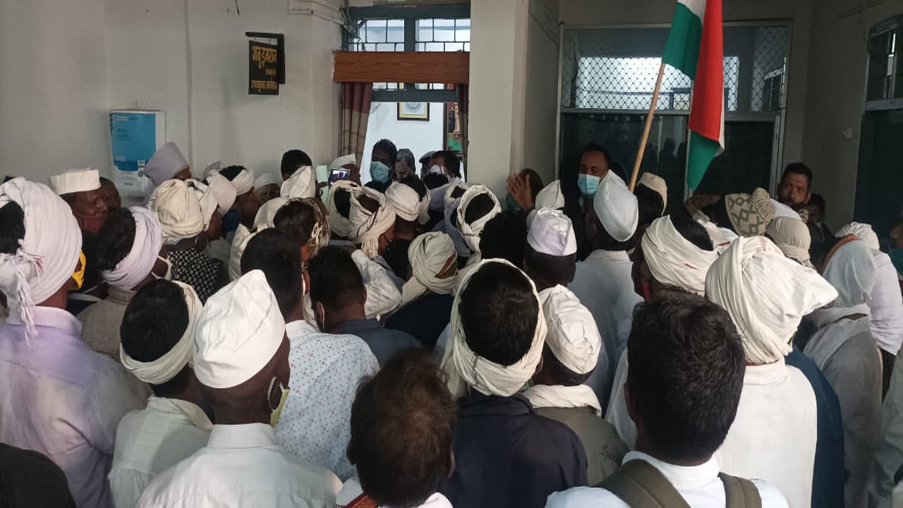 टाना भगतों ने लातेहार डीसी ऑफिस का घंटों किया घेराव, प्रशासन पर वादाखिलाफी का लगाया आरोप