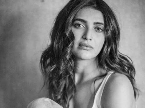 VIDEO : व्हाइट बाथरोब में बेहद बोल्ड नजर आईं करिश्मा तन्ना, 'नागिन' एक्ट्रेस की हॉट अदाओं पर फैंस फिदा