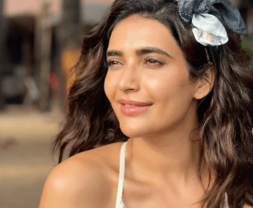 शार्ट ड्रेस में करिश्मा तन्ना ने शेयर की लेटेस्ट फोटोज, हाथ पर बने टैटू ने खींचा फैंस का ध्यान