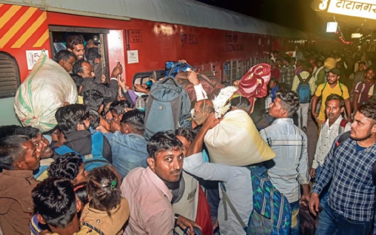 Chhath Puja: टाटानगर से छठ स्पेशल ट्रेन में जान जोखिम में डालकर बिहार गये यात्री, 75 बसें भी पड़ गयीं कम