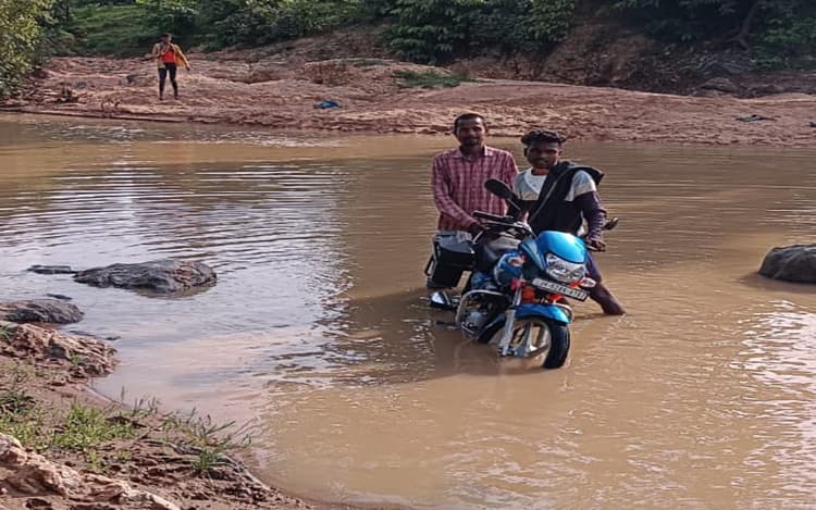 मेरी भी सुनो : हजारीबाग की बेड़म पंचायत में पुल नहीं होने से आवागमन में होती परेशानी, नहीं ले रहा कोई सुध