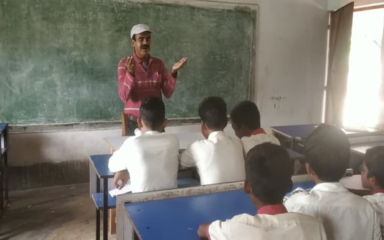 Teacher's Day 2022 : CCL की नौकरी छोड़ गुरुजी बने नारायण राम के पढ़ाने का अंदाज है निराला, छात्र हैं कायल