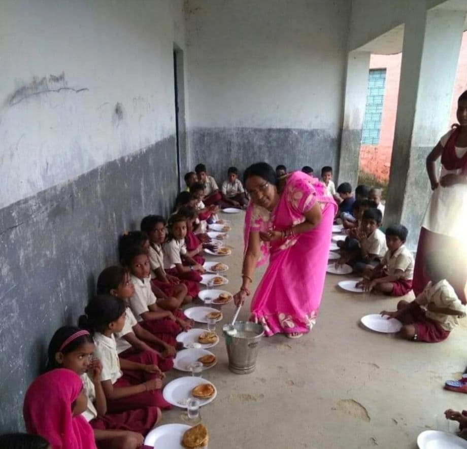 Teachers’ Day 2021 : रिटायर होने के बाद भी स्कूल में नि:शुल्क शिक्षा दे रहीं पूर्व प्रधानाध्यापिका सत्या दूबे