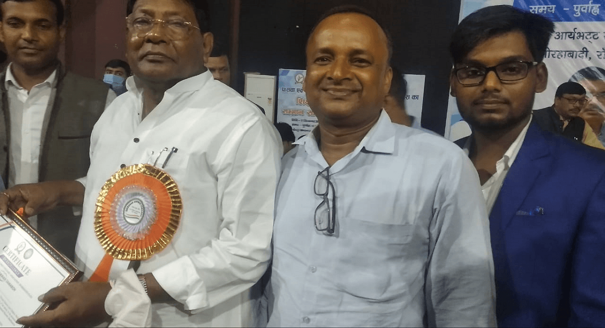 हेमंत सरकार के वित्त मंत्री रामेश्वर उरांव ने चतरा के प्रिंसिपल सत्येंद्र कुमार सिंह को किया सम्मानित