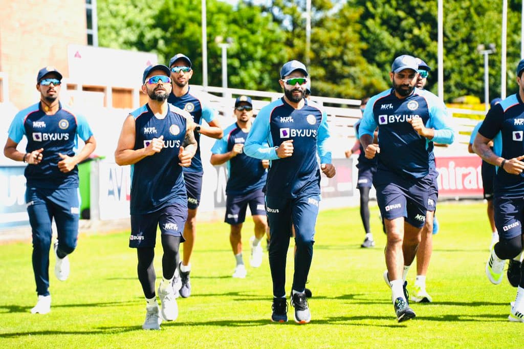 कोरोना के साये से निकल टीम इंडिया के शुरू की प्रैक्टिस, लंबी छुट्टियों के बाद खूब बहाया पसीना, देखें तसवीरें कोरोना के साये से निकल टीम इंडिया के शुरू की प्रैक्टिस, लंबी छुट्टियों के बाद खूब बहाया पसीना, देखें तसवीरें