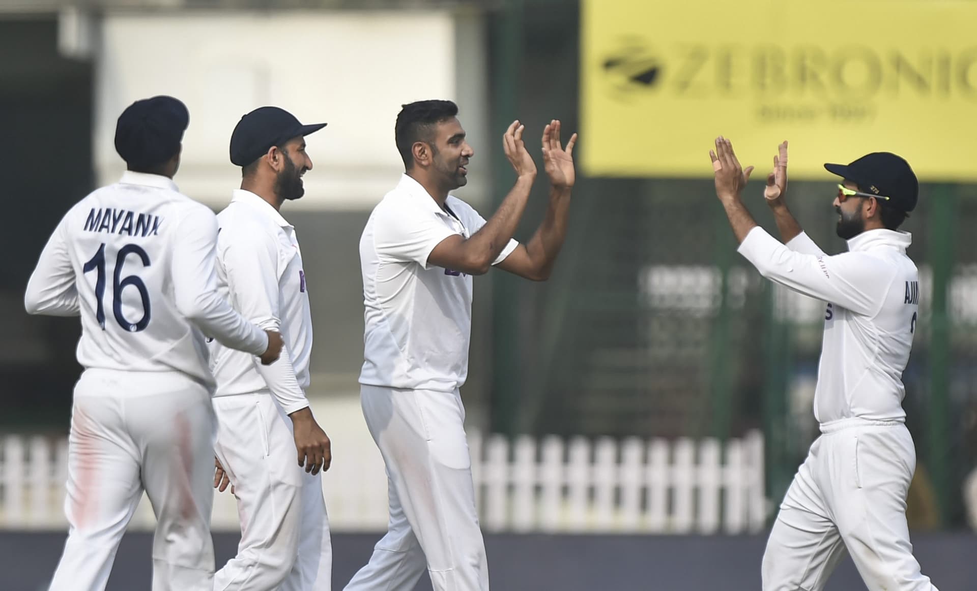 IND vs SA: कोरोना खतरे के बीच भारत का दक्षिण अफ्रीका दौरा, बीसीसीआई ने लिया बड़ा फैसला IND vs SA: कोरोना खतरे के बीच भारत का दक्षिण अफ्रीका दौरा, बीसीसीआई ने लिया बड़ा फैसला
