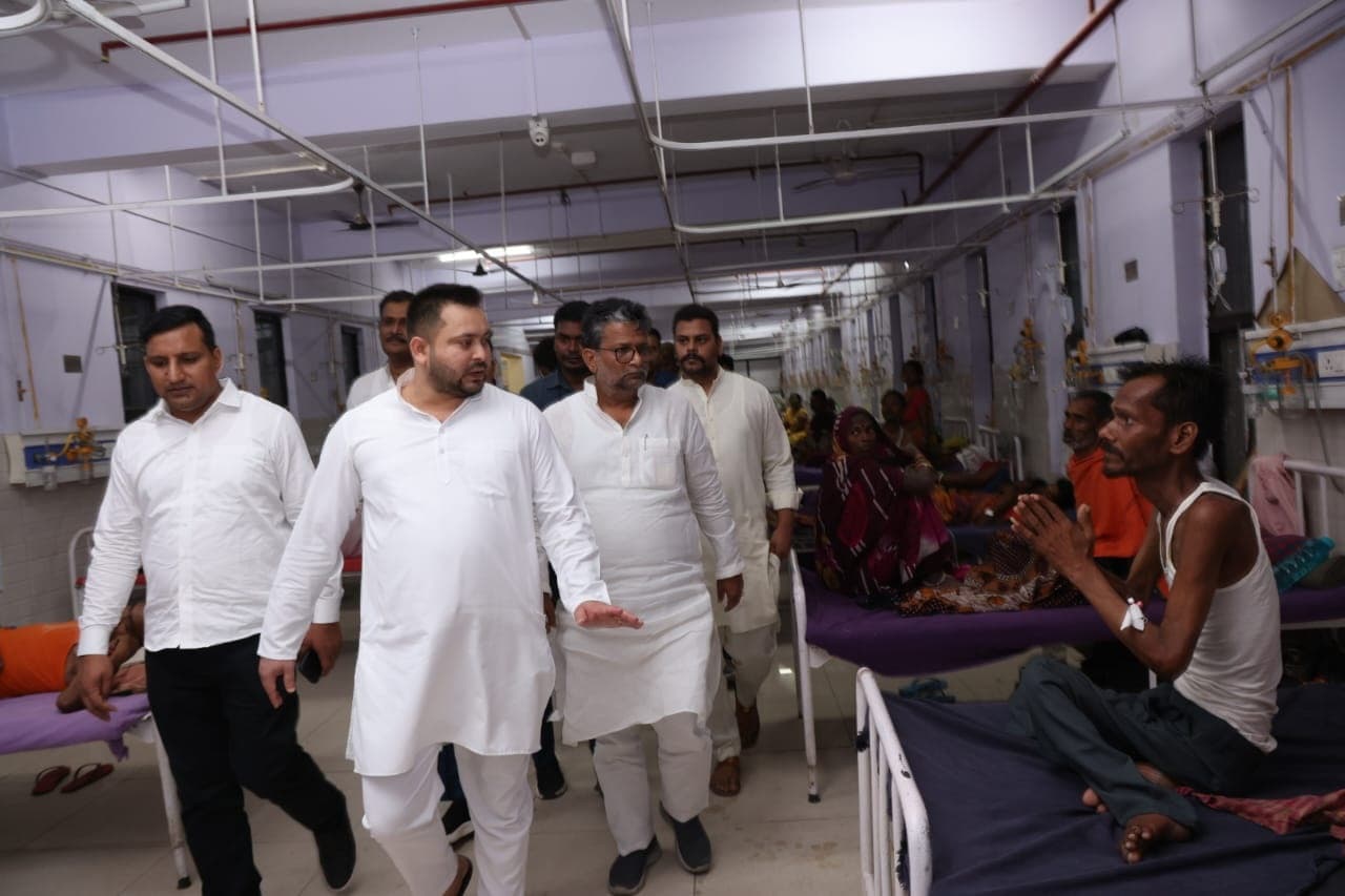 PHOTOS: तेजस्वी यादव को रात 12 बजे मुजफ्फरपुर के अस्पताल में देख चौंके लोग, तस्वीरों में देखें क्या था माहौल