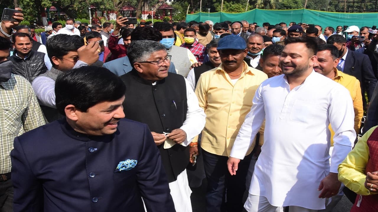 Bihar: भाजपा नेता के पैर छूते तेजस्वी, भोज की जिद पर बीजेपी विधायक-मंत्री और मुस्कुराते नेता प्रतिपक्ष