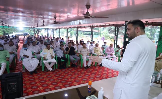 तेजस्वी ने RJD विधायकों को तैयारी में लगाया, सरकार बनाने को लेकर बैठक में दिया आश्वासन तेजस्वी ने RJD विधायकों को तैयारी में लगाया, सरकार बनाने को लेकर बैठक में दिया आश्वासन