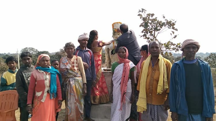 वीर शहीद तेलंगा खड़िया की जयंती को प्रशासन भूला, वंशजों ने क्षतिग्रस्त प्रतिमा पर किया माल्यार्पण