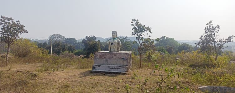 बदहाली में जी रहे शहीद तेलंगा खड़िया के वंशज, गोद लेने के बाद भी नहीं बदली तस्वीर, शुद्ध जल तक नसीब नहीं