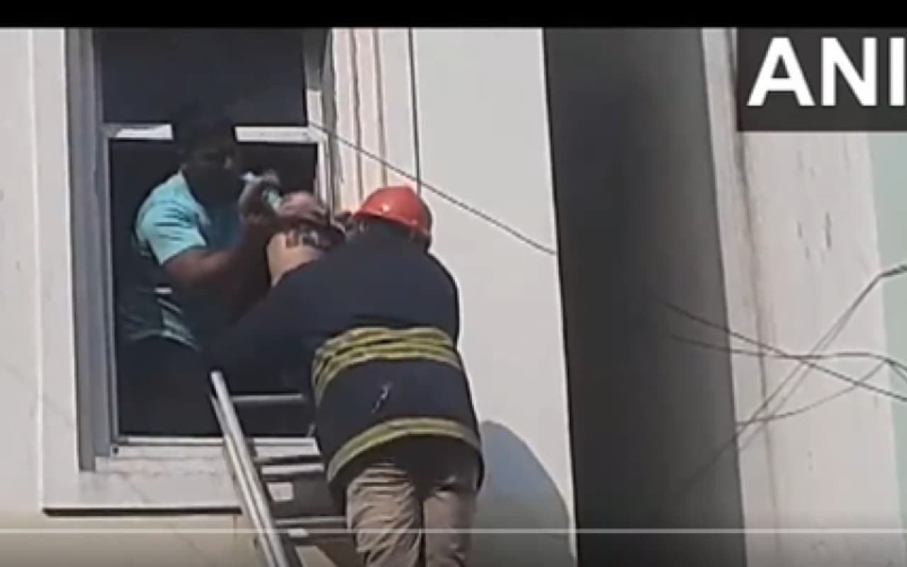 हैदराबाद के नामपल्ली अग्निकांड में छह की मौत, कई गंभीर रूप से झुलसे, देखें वीडियो