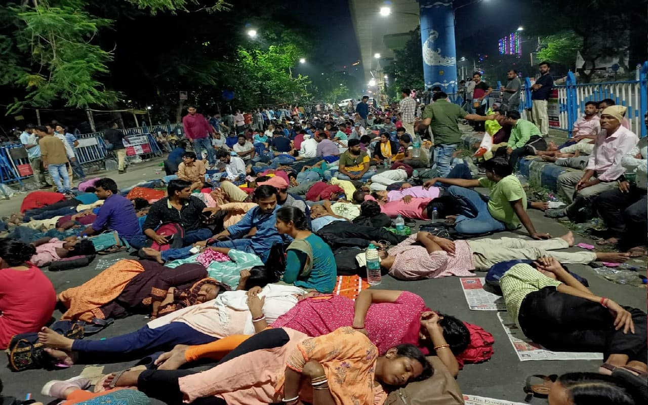 West Bengal: टेट पास अभ्यर्थियों को प्रमाण पत्र नहीं मिलने से कलकत्ता हाईकोर्ट नाराज, दिये ये निर्देश West Bengal: टेट पास अभ्यर्थियों को प्रमाण पत्र नहीं मिलने से कलकत्ता हाईकोर्ट नाराज, दिये ये निर्देश