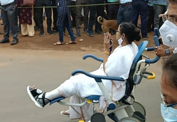 इस ‘चोट’ का दिखना जरूरी है… कुछ जख्म भगवान भी ठीक ना करें… तो, ऐसे होगा बंगाल में ‘खेला’? इस ‘चोट’ का दिखना जरूरी है… कुछ जख्म भगवान भी ठीक ना करें… तो, ऐसे होगा बंगाल में ‘खेला’?