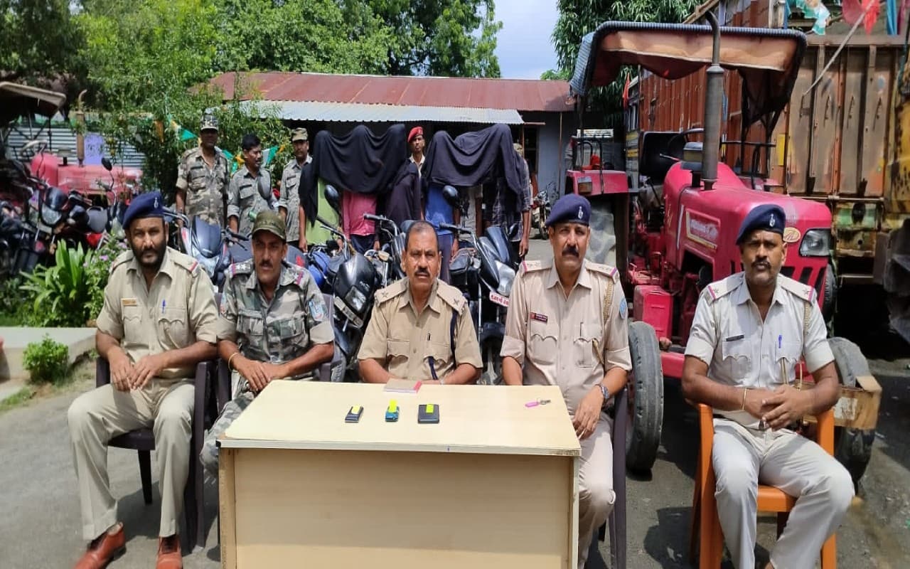 कोडरमा में अंतरजिला चोर गिरोह का पुलिस ने किया भंडाफोड़, 5 बाइक के साथ 6 अपराधी गिरफ्तार