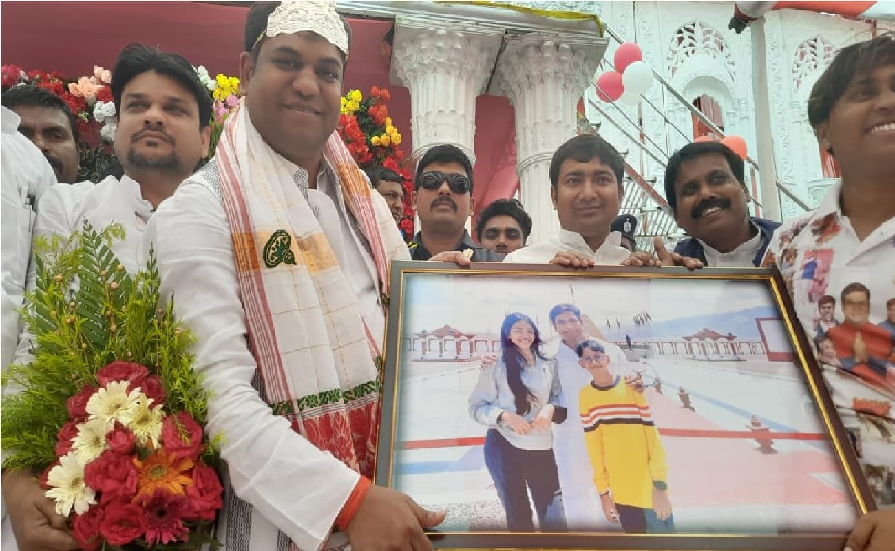 पटना में नहीं मुजफ्फरपुर में वीआईपी प्रमुख मुकेश सहनी ने मनाया अपना जन्मदिन, शुरू हुईं दिलचस्प अटकलें