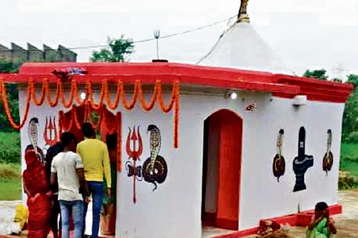 लोहरदगा : लोक आस्था का केंद्र है टिको शिव मंदिर, जुटते हैं हजारों श्रद्धालु लोहरदगा : लोक आस्था का केंद्र है टिको शिव मंदिर, जुटते हैं हजारों श्रद्धालु