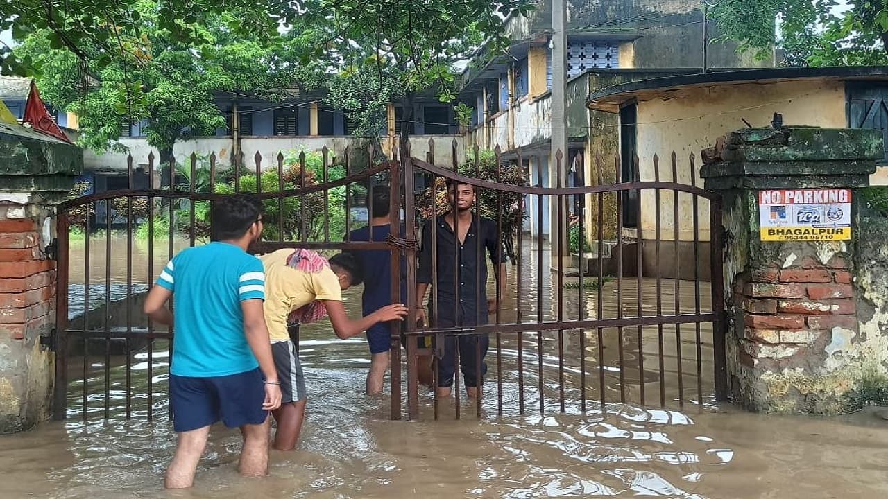 PHOTOS: तिलकामांझी भागलपुर यूनिवर्सिटी का अनोखा नजारा, हॉस्टल में घुसा पानी तो सिर पर बिछावन लेकर निकले छात्र
