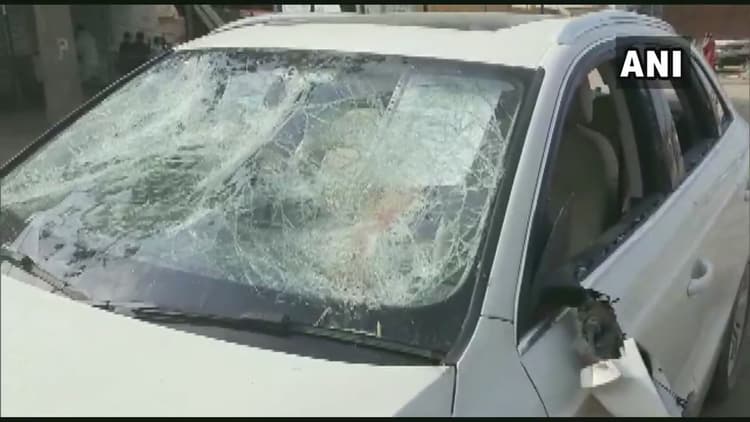 गुजरात : बिहार और उत्तर प्रदेश के लिए ट्रेनें रद्द होने से प्रवासी मजदूरों का फूटा गुस्सा, वाहनों में की तोड़-फोड़