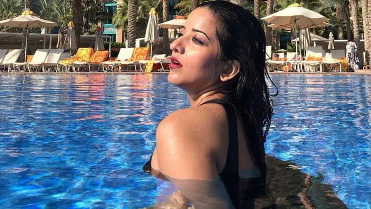 नीले आसमान के नीचे स्विमिंग सूट में दिखीं दिलकश मोनालिसा, तसवीर देखकर आप भी कहेंगे 'वाह'...