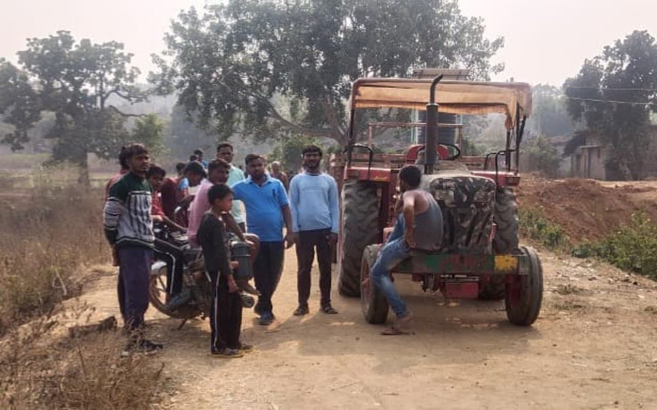 झारखंड के पलामू में ट्रैक्टर से कुचलकर 10 साल के बच्चे की मौत, नहीं हुआ पोस्टमार्टम, FIR भी नहीं