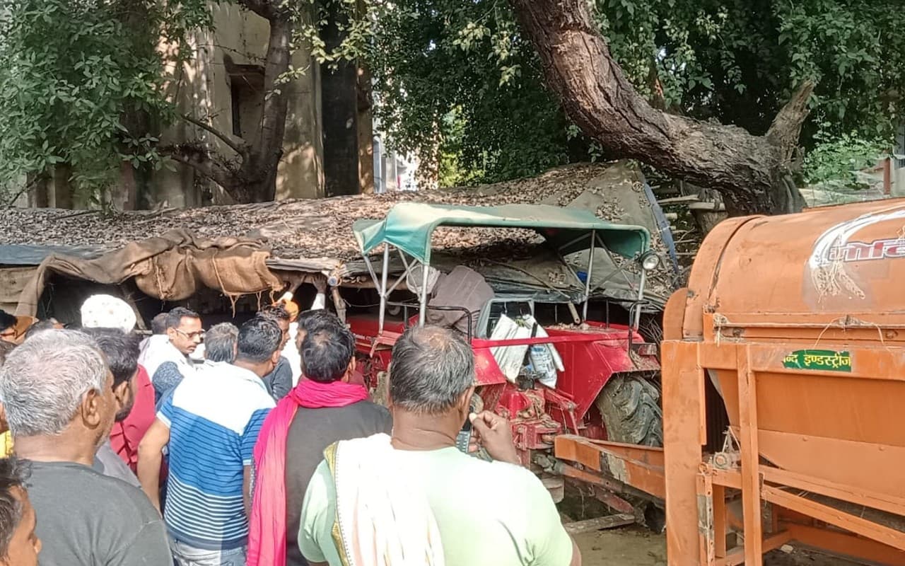 Garhwa News: गढ़वा के श्री बंशीधर नगर में अनियंत्रित ट्रैक्टर होटल में घुसा, देखें PICS