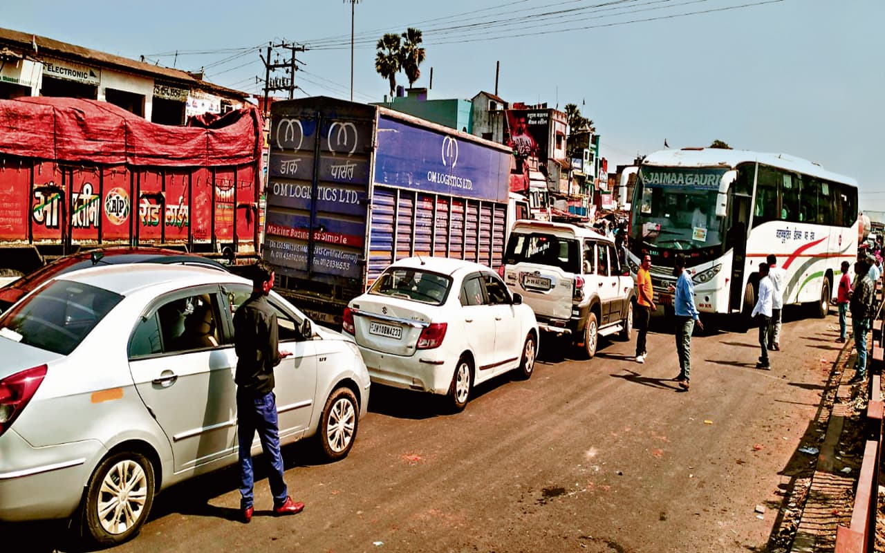 Traffic Jam: धनबाद के निरसा में 18 घंटे तक महाजाम, एंबुलेंस में तड़पते रहे मरीज