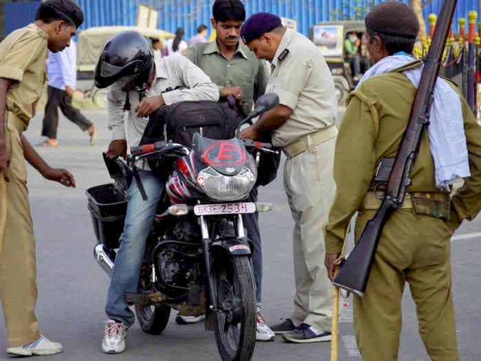 पटना में ट्रिपल लोडिंग बाइक पर बिना हेलमेट पहने मिले, तो अब एक साथ कटेगा दो चालान