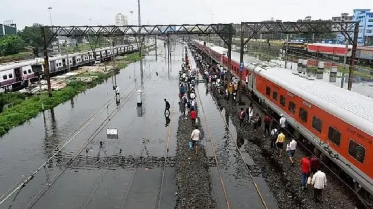 बेंगलुरु एक्सप्रेस ट्रेन का प्रस्थान समय बदला, नये साल में रांची से चलने वाली ये ट्रेनें रहेंगी रद्द