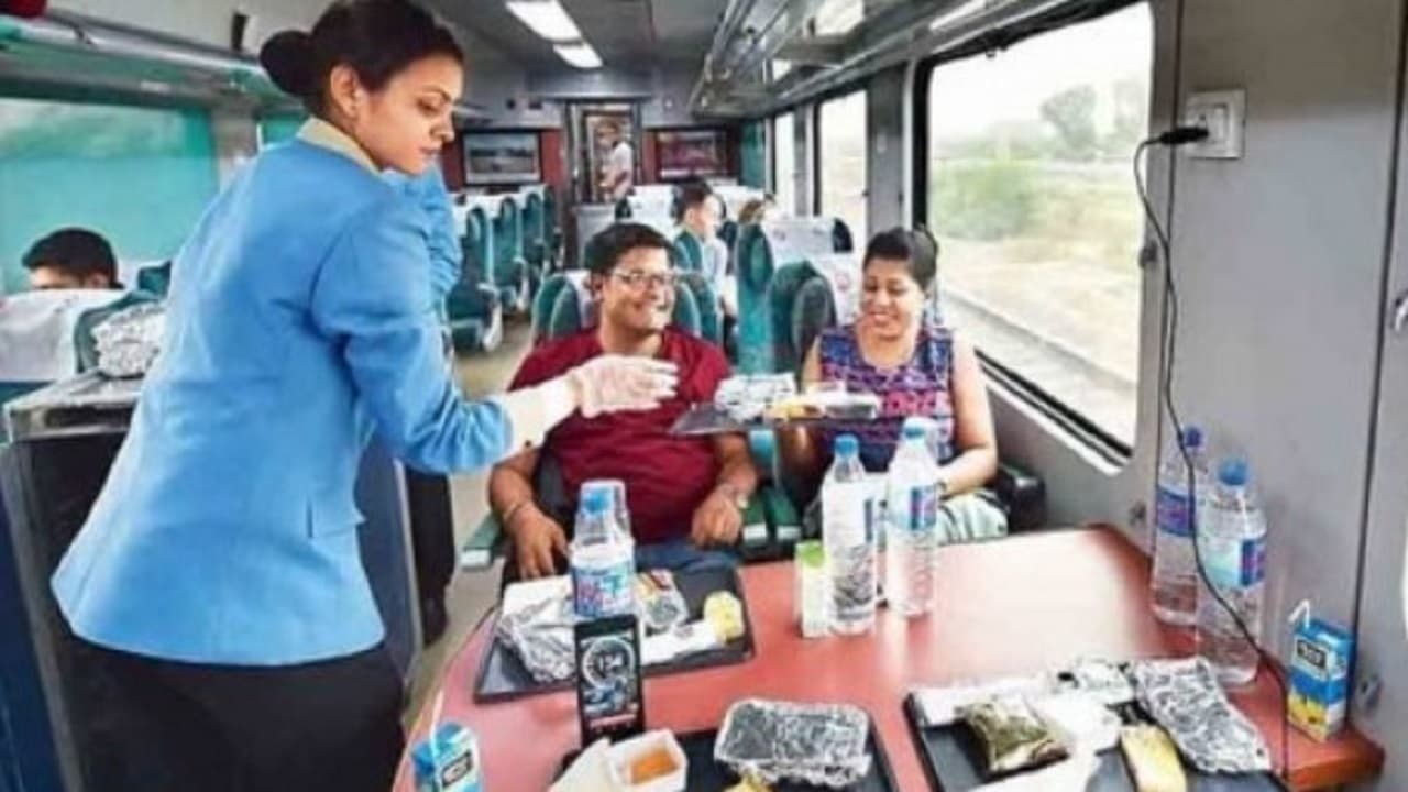 कोडरमा-गया रेलखंड पर मालगाड़ी बेपटरी, 12 घंटे तक परिचालन बाधित, आज परिवर्तित व रद्द रहेंगी ये ट्रेनें