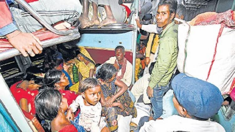 छठ खत्म होते ही लौटने लगे प्रवासी, ट्रेनों में तत्काल टिकट भी मिलना हो रहा मुश्किल