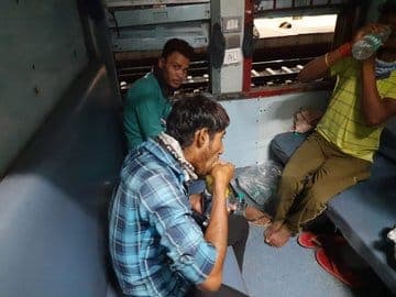 अब रात में ट्रेन यात्री नहीं कर पायेंगे मोबाइल चार्ज, जानिये क्या है रेलवे में नयी व्यवस्था
