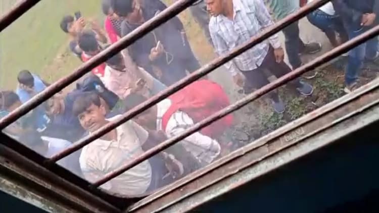 बिहार संपर्क क्रांति एक्सप्रेस के ब्रेक शू से निकला धुंआ, मिनटों में खाली हो गई ट्रेन, टल गया बड़ा हादसा