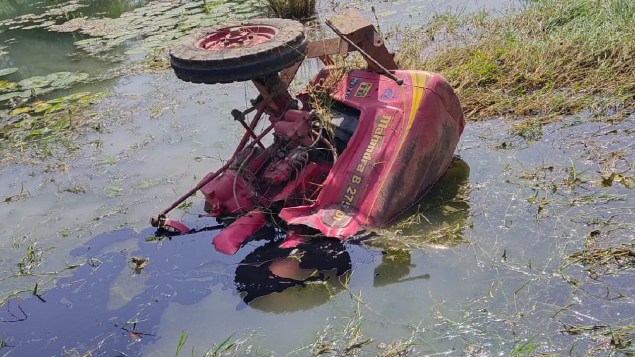 बिहार: शेखपुरा में ट्रैक्टर को ट्रेन ने उड़ाया, टक्कर से ठीक पहले कूदकर ड्राइवर ने बचायी अपनी जान