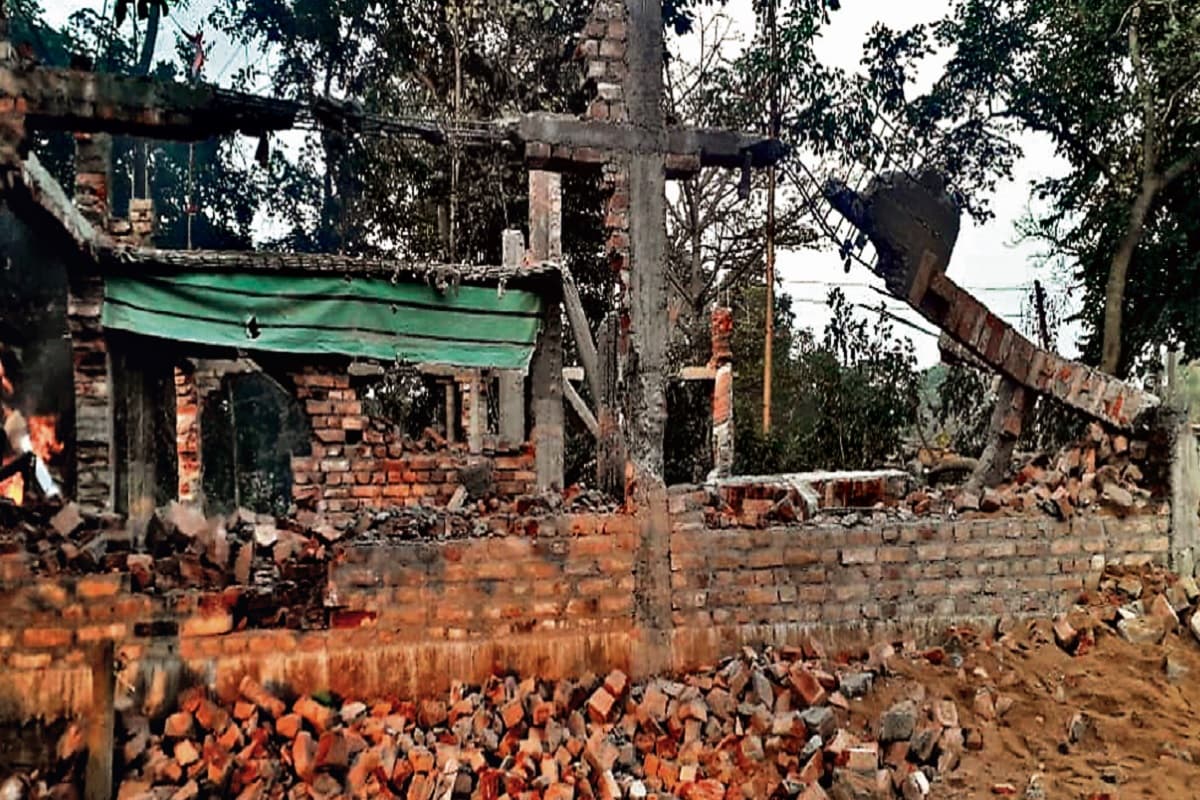 झारखंड: इस गांव के आदिवासी क्यों हुए उग्र? निर्माणाधीन मकान को किया ध्वस्त, पुलिस पर भी किया हमला