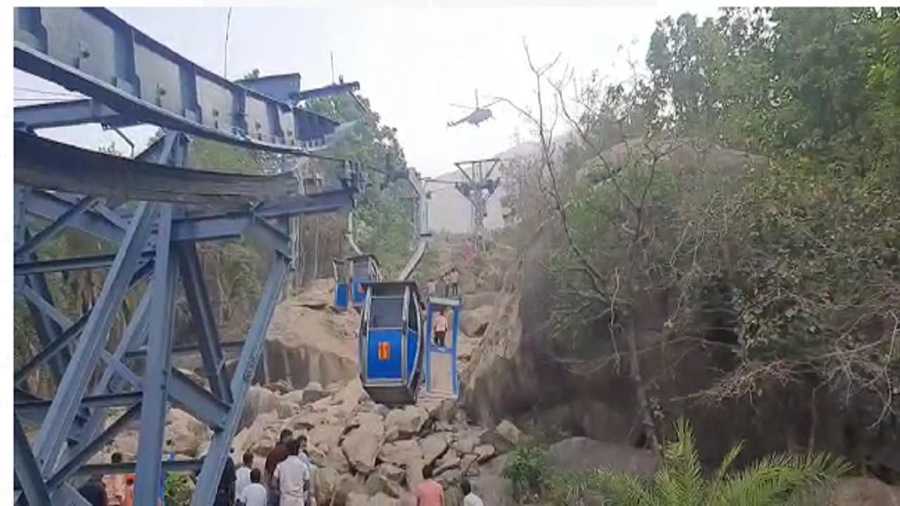 झारखंड का त्रिकूट रोपवे हादसा: दिल्ली में गृह मंत्रालय की बैठक, फंसे लोगों को बिस्किट देने की तैयारी