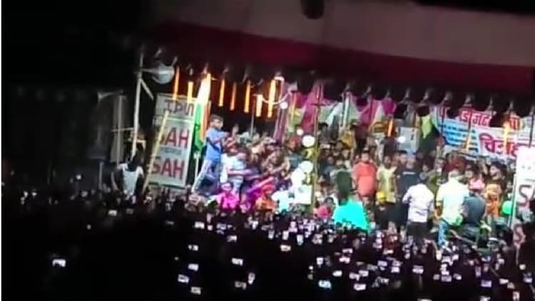 रंग में पड़ा भंग, सिवान में एक्ट्रेस तृषाकर मधु इतने जोर से नाची की टूट गया मंच; बाल-बाल बची अभिनेत्री