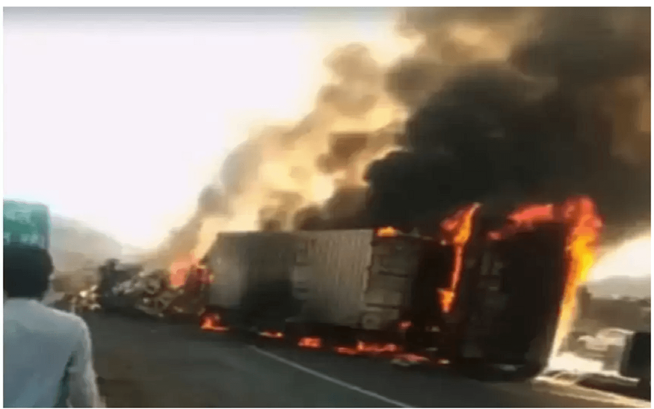 मध्यप्रदेश: धार जिले में टेलर और ट्रकों के बीच भीषण टक्कर, दो लोग जिंदा जले